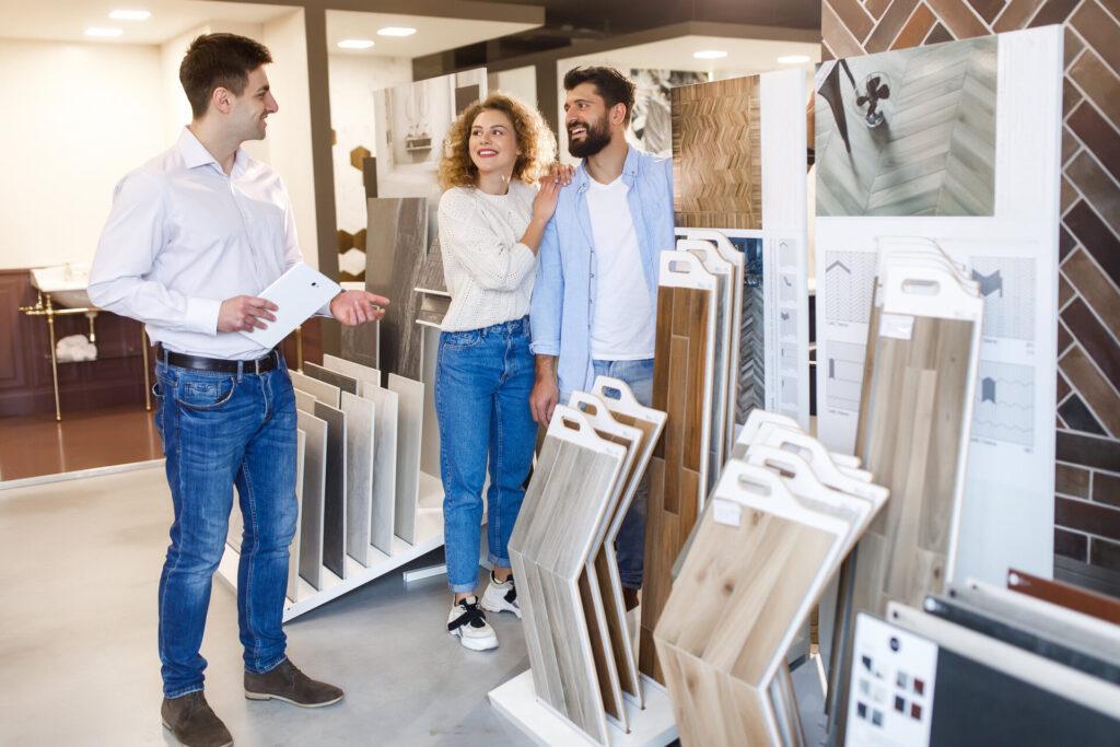 Lächelndes Paar beim Kauf von Fußböden für ein Haus