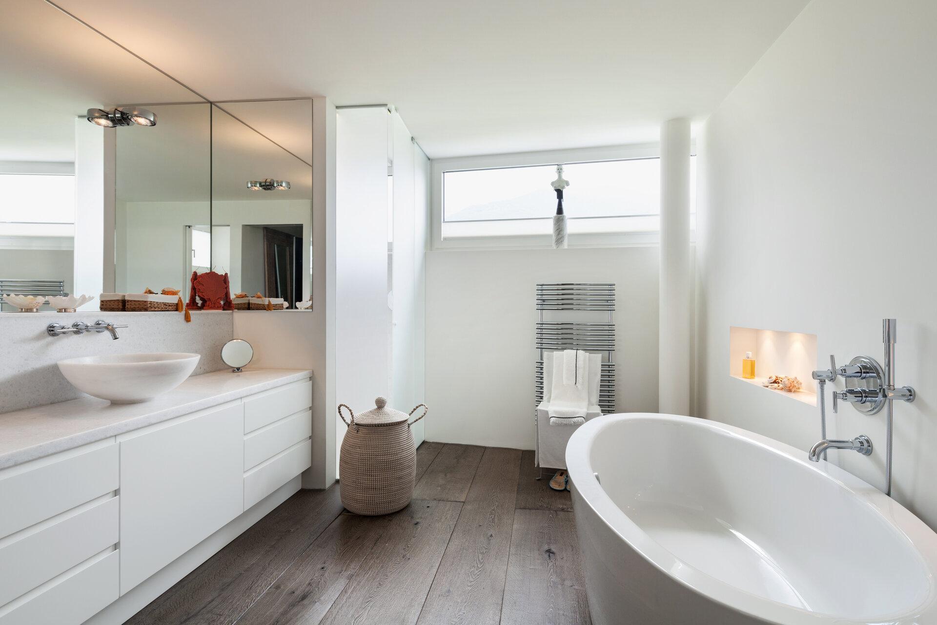 komfortables Badezimmer in modernem Design