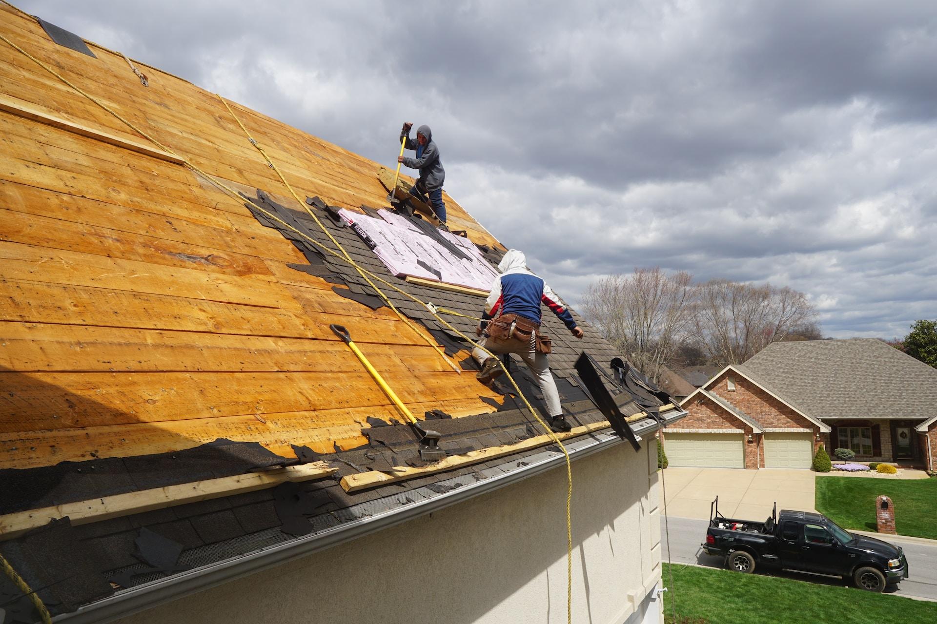 Handwerker auf dem Dach