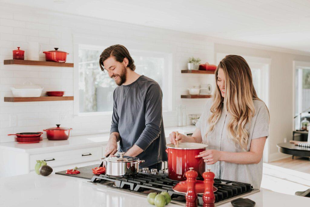 Zwei Personen kochen