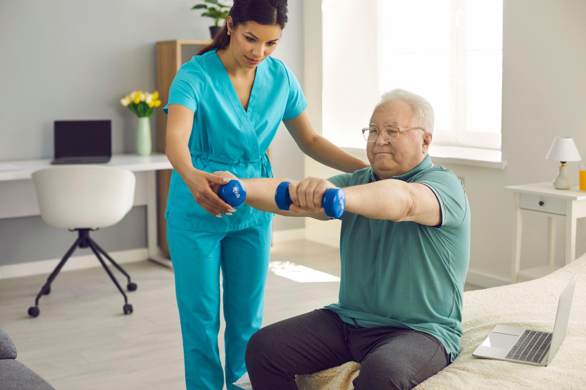 Ein Arzt, ein Physiotherapeut oder eine Krankenschwester prüft, wie zufrieden ein älterer Patient mit den Armübungen während des Wellness-Trainings ist. Hilfe, Physiotherapie und Seniorenrehabilitation