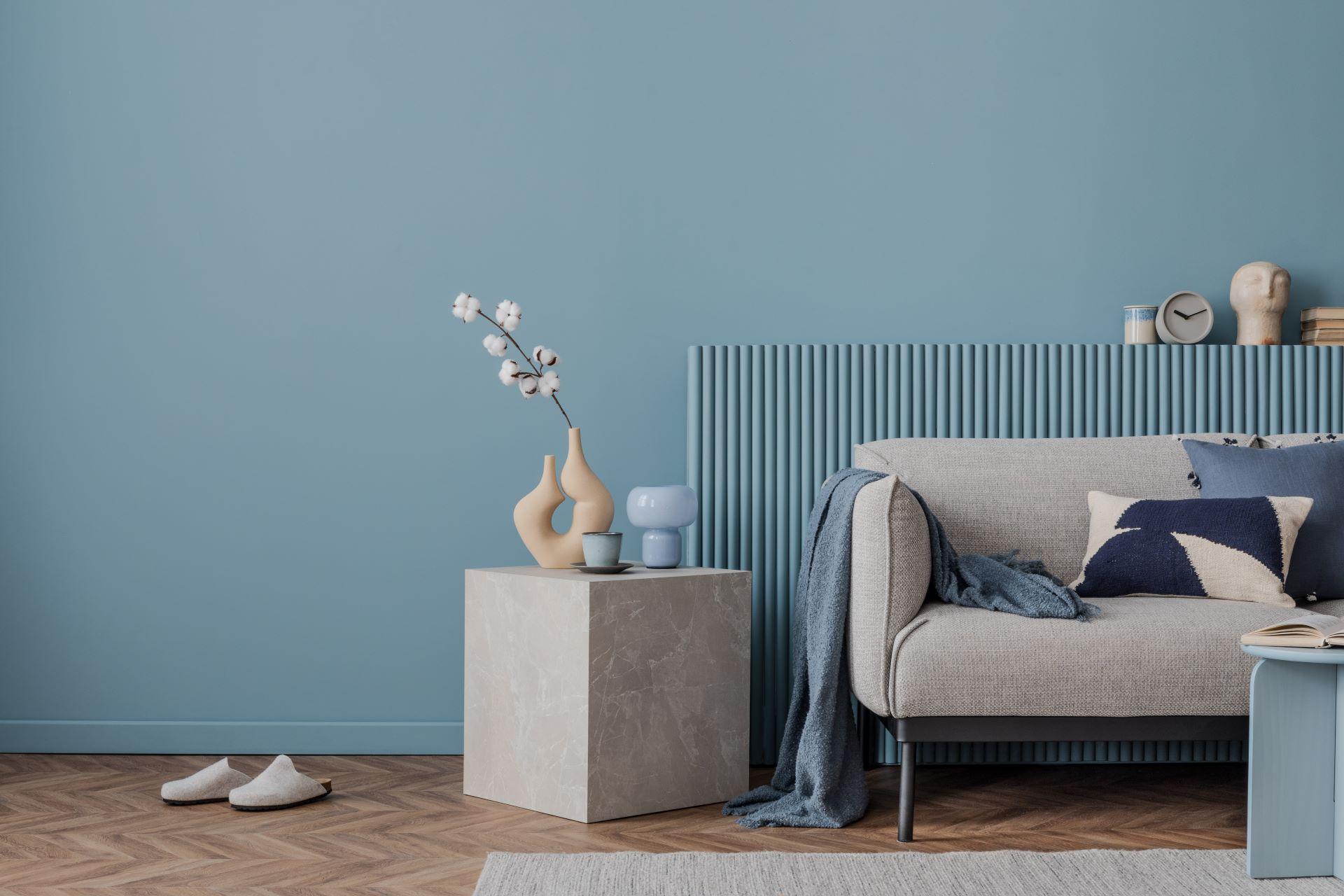 Alpaka Decke auf Sofa im minimalistischen Wohnzimmer mit Blautönen
