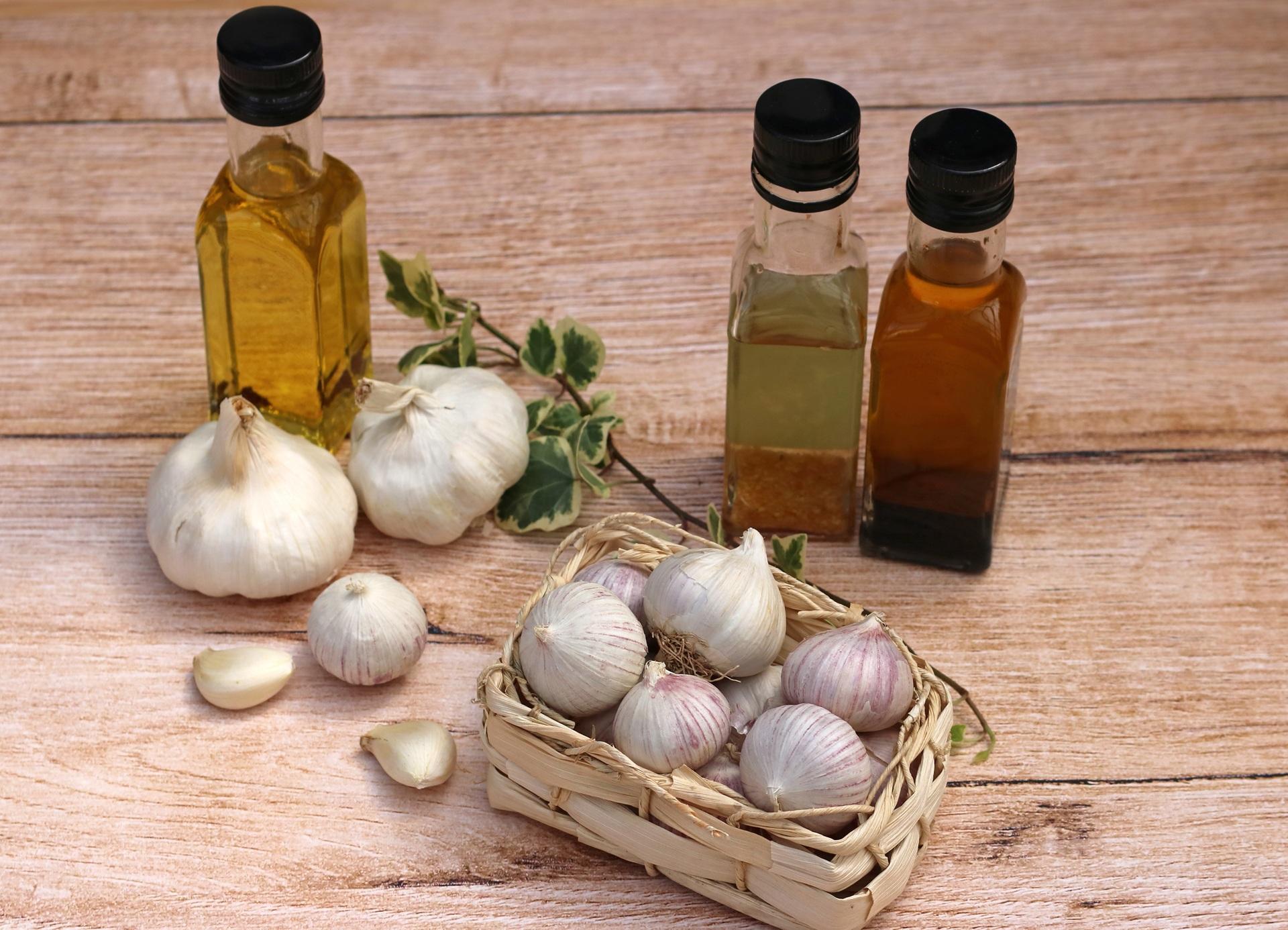 Knoblauch und Pflanzenöle auf Holz | Salbe mit Bienengift