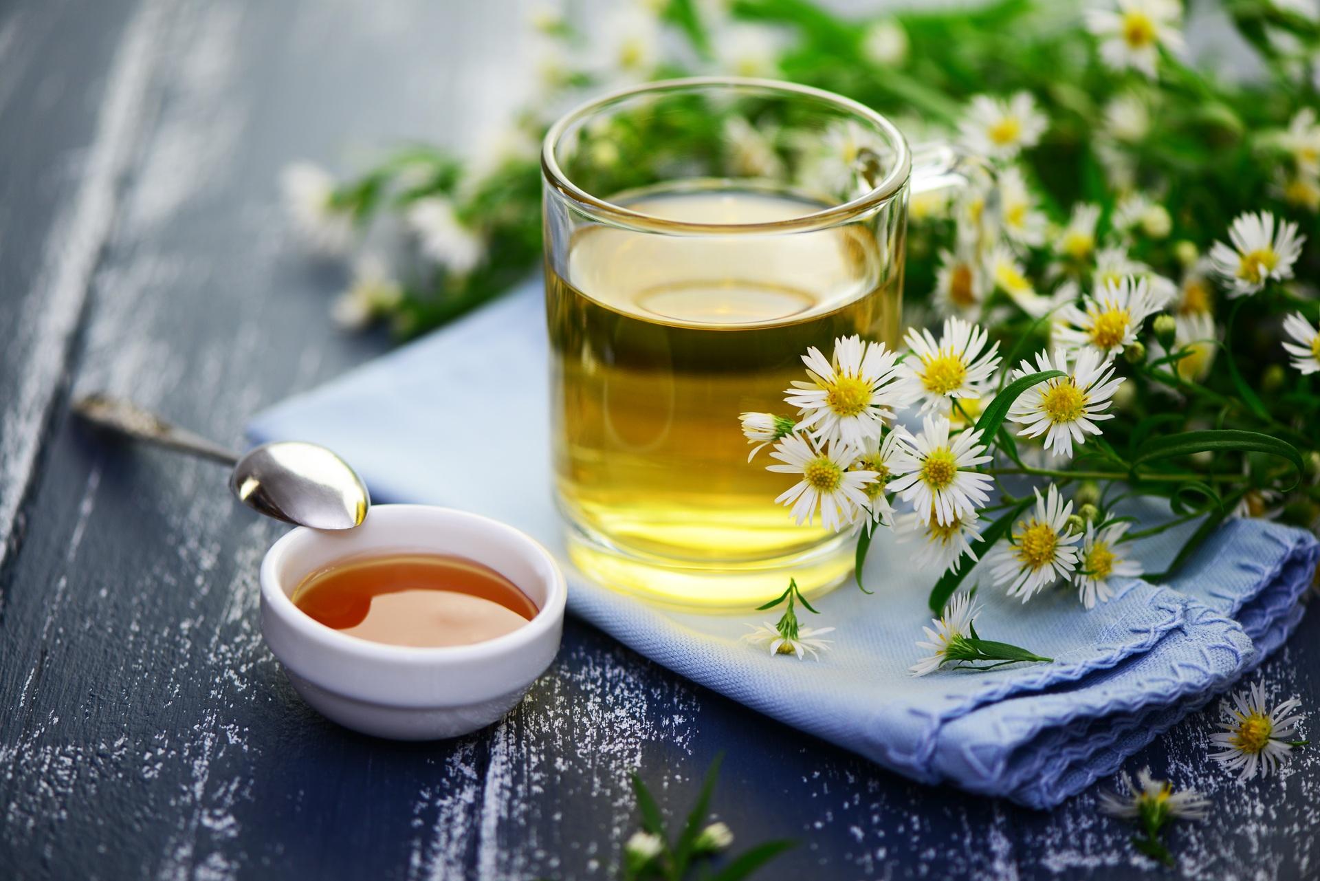 Kräutertee mit Honig und Blüten | Salbe mit Bienengift