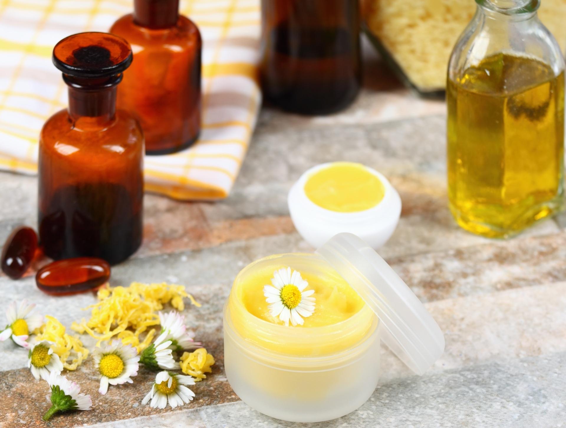 Gelbe Heilsalbe mit Ölen und Blüten | Salbe mit Bienengift