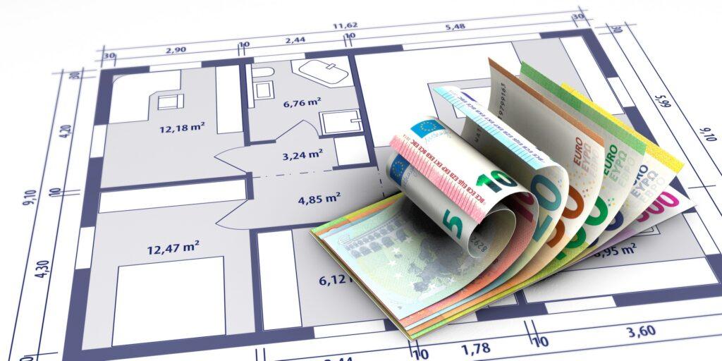 Architekturplan mit Geldscheinen | Photovoltaik Duisburg