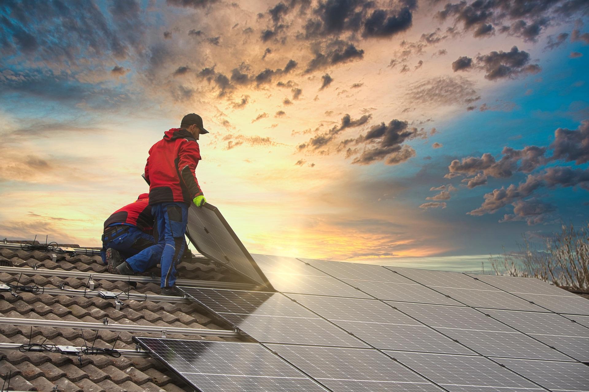 Solaranlage auf Hausdach installieren | Hauswasserwerk kaufen

