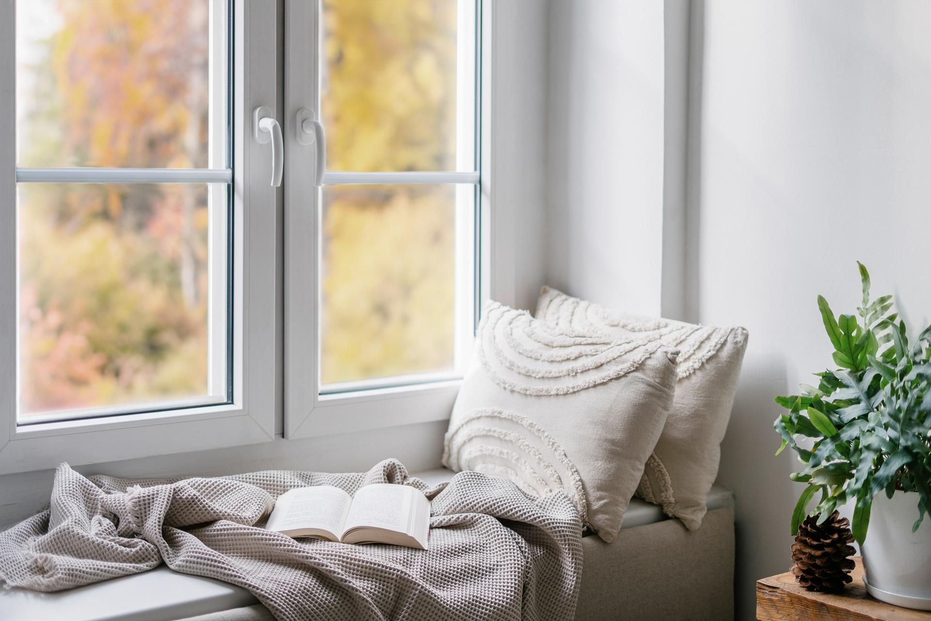 Fensterbank mit Kissen, Decke und Buch | Lost Mary Tappo