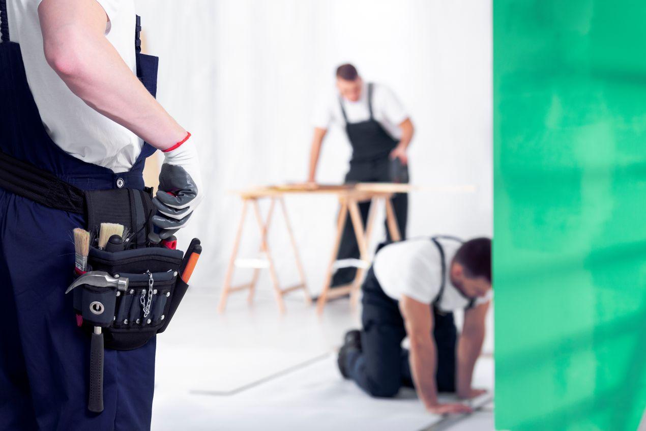 wohnungssanierung berlin mit handwerkerteam das boeden und waende modernisiert
