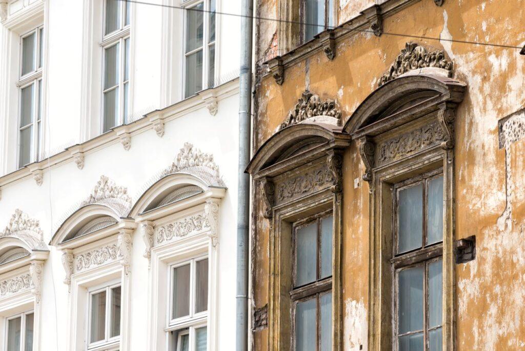 wohnungssanierung berlin zeigt kontrast zwischen restaurierter weisser fassade und verfallener altbaufront