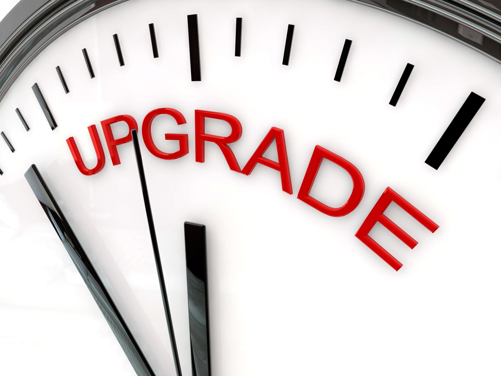 Symbolische Uhr mit rotem Upgrade-Schriftzug | Klickfliese